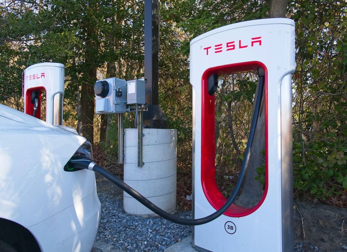 Tesla, sauveur ou fossoyeur de notre industrie automobile ?