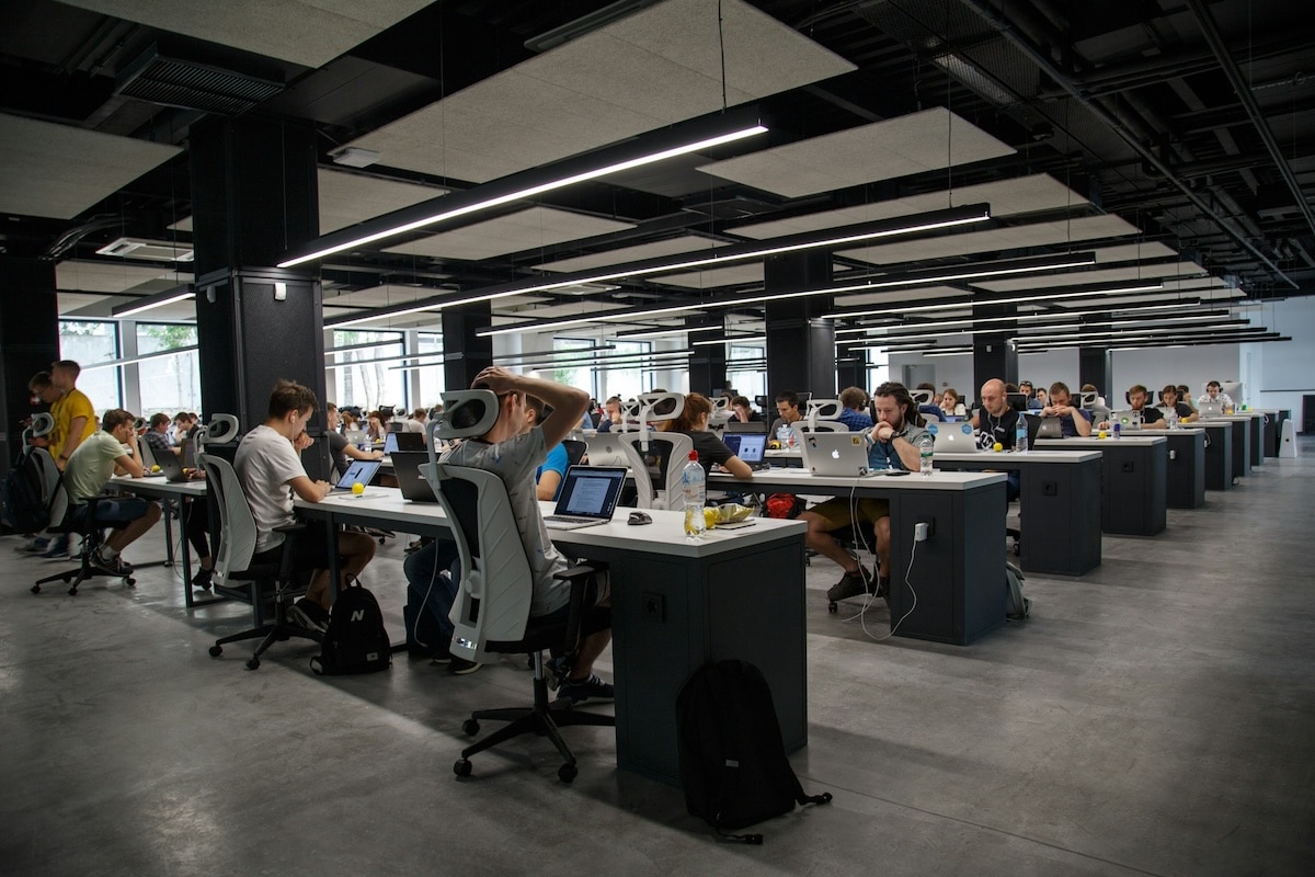 L’IA provoque une vague mondiale de suppressions d’emplois
