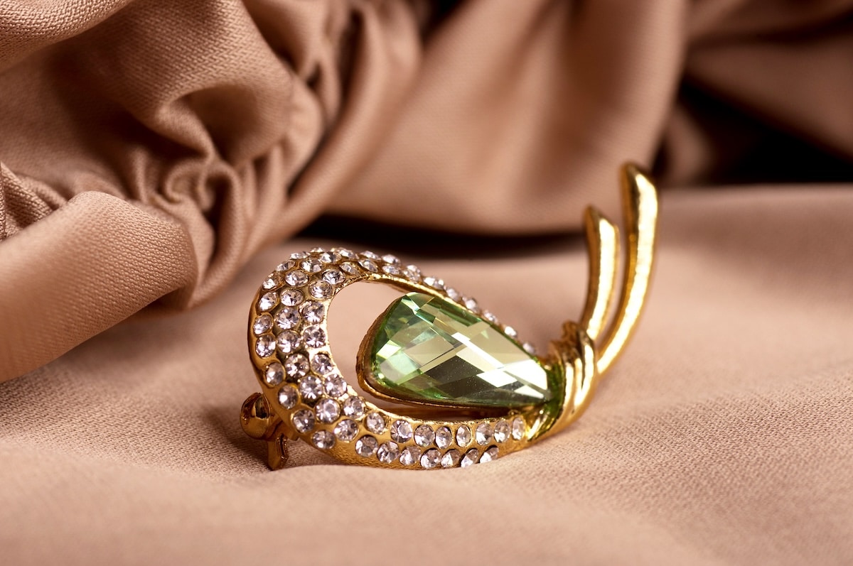 La broche, un accessoire ancien qui s’inscrit dans les tendances actuelles symboliques séduisent de plus en plus les consommateurs