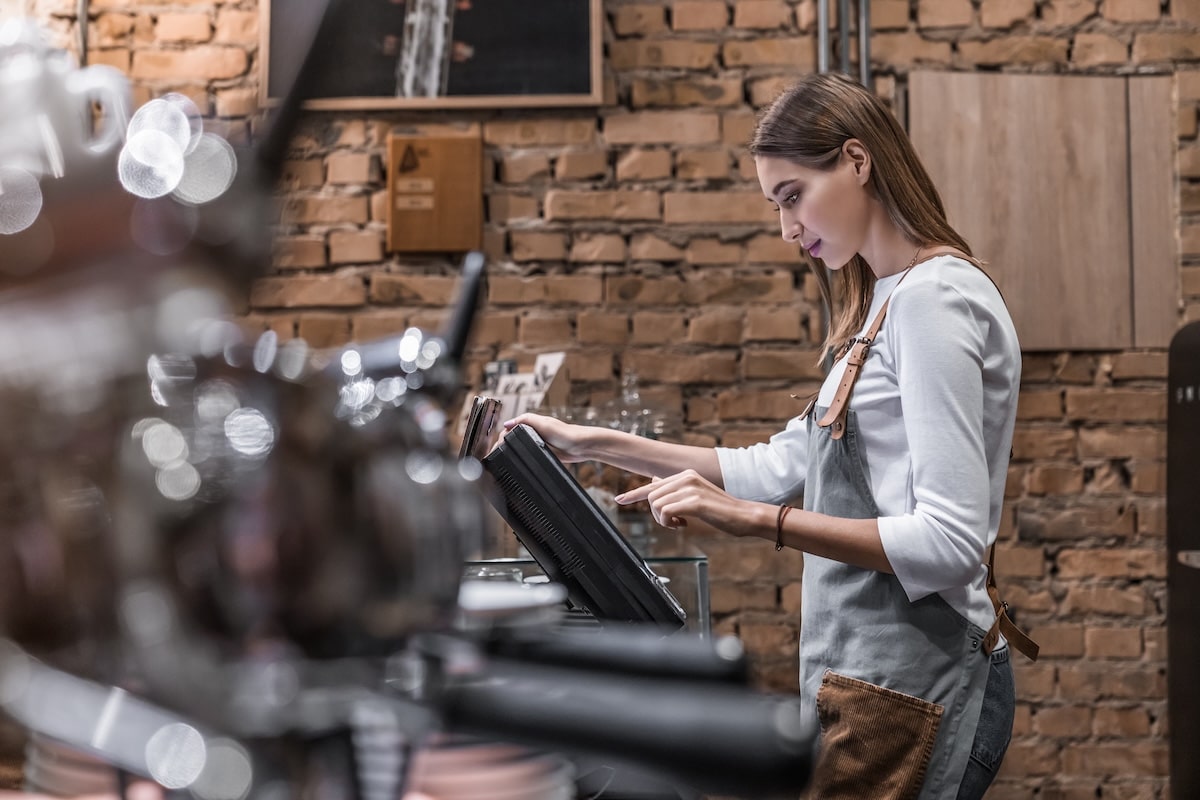 Gérer la conformité fiscale de son commerce avec une caisse enregistreuse tactile