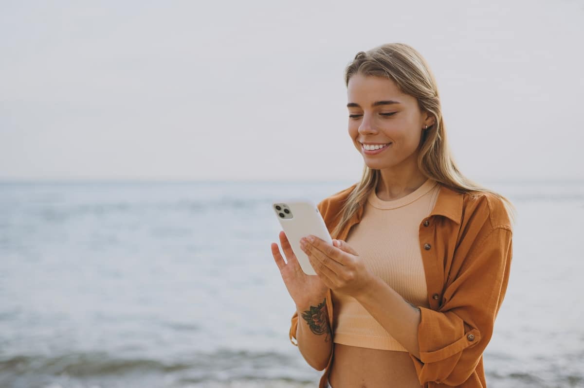 Codes promo eSIM voyage : les meilleures réductions pour partir à l’étranger en 2025
