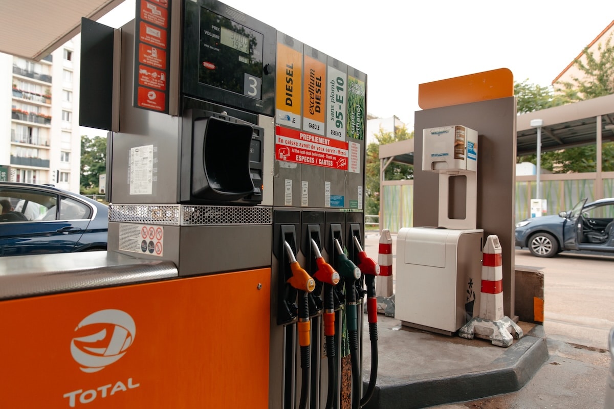 Prix de l’essence : la France taxe plus que ses voisins européens