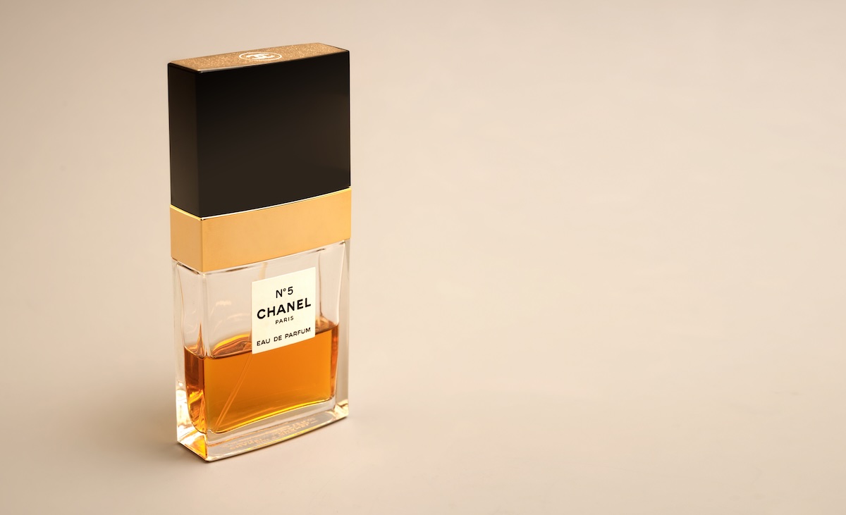 Chanel N°5 : un siècle de mythe à l’épreuve du marché