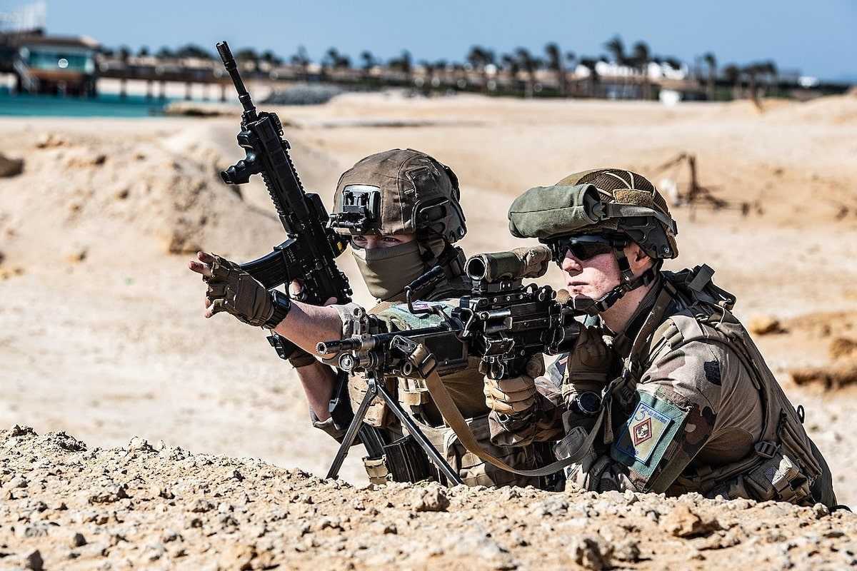 L’armée française séduit la jeunesse, mais n’arrive pas à la retenir